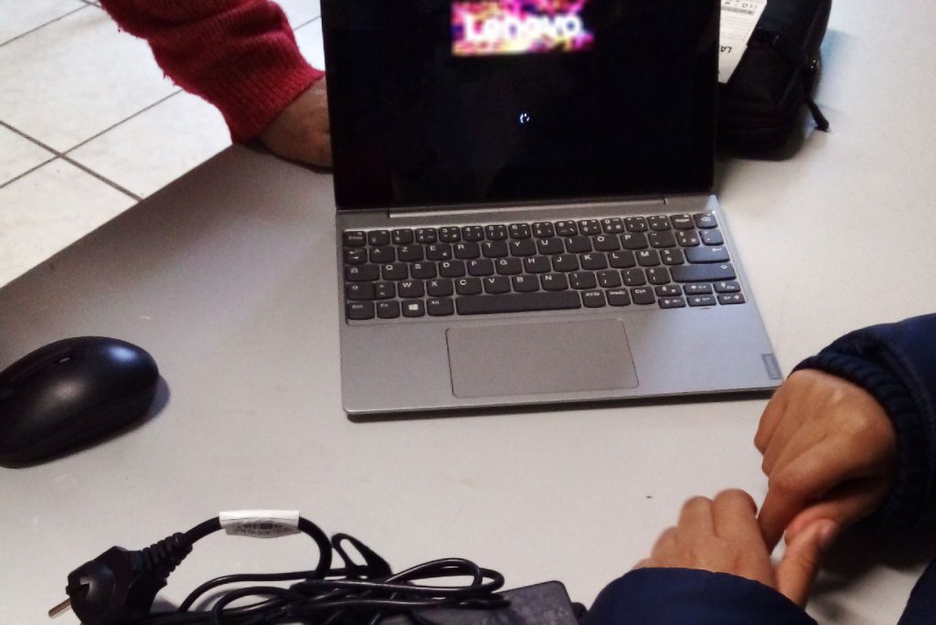 remise des tablettes aux enfants contre la fracture numérique dans le Gard