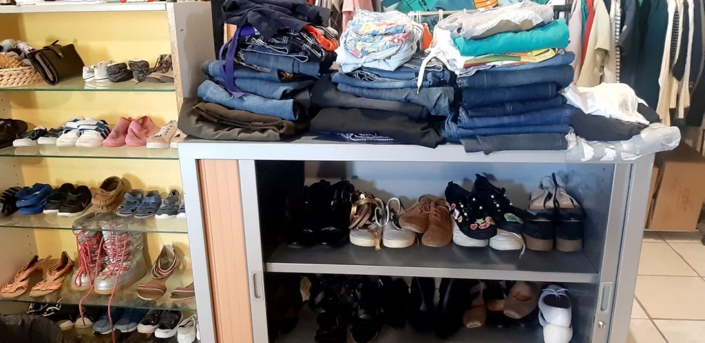 chaussures et vêtements gratuits à Saint Gilles 